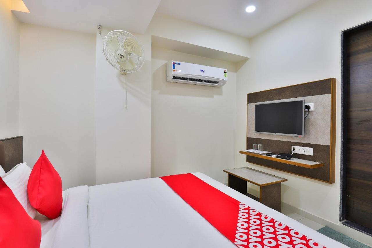 Oyo 25009 Hotel Crystal Ahmedabad Exteriör bild