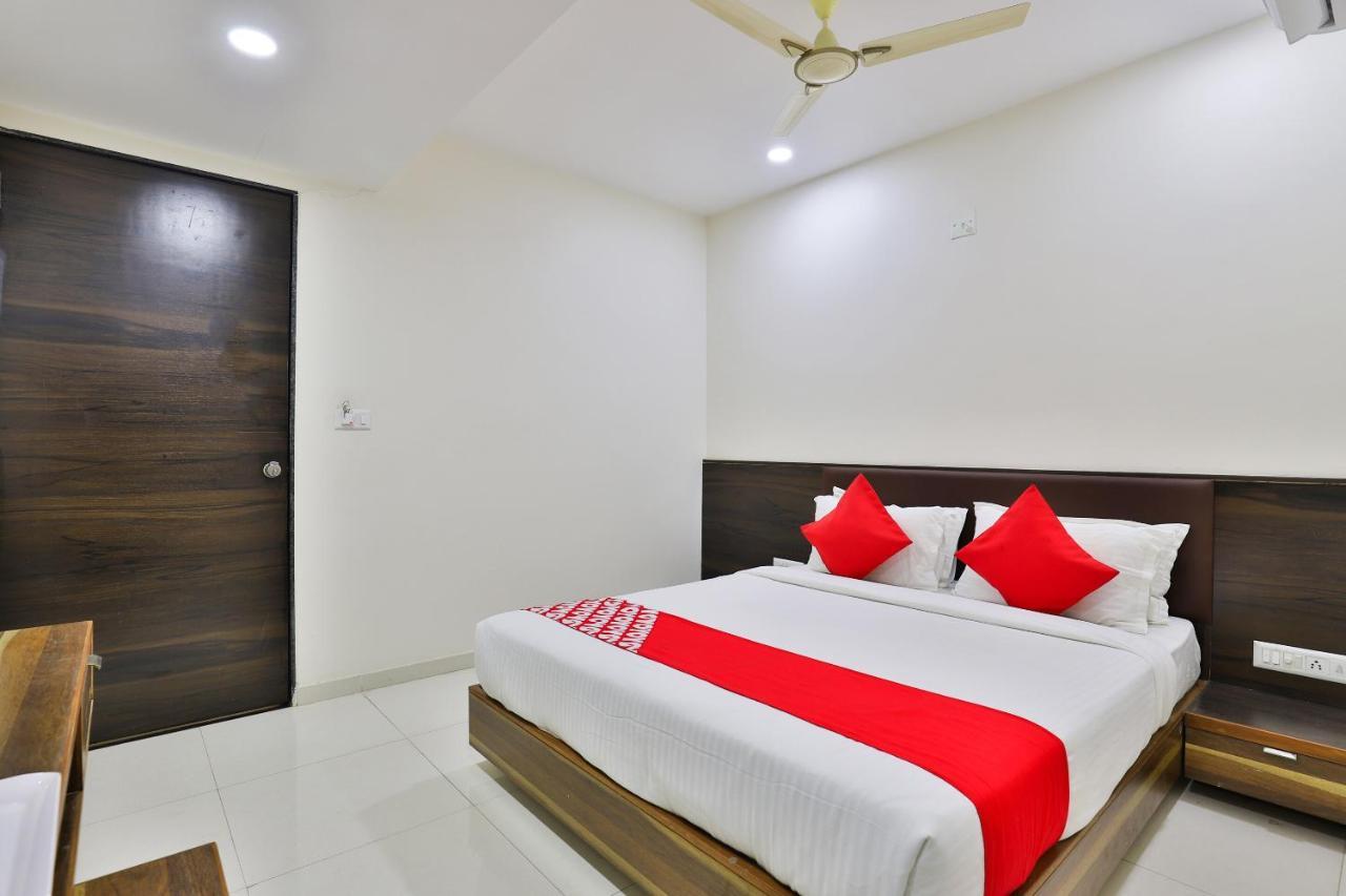 Oyo 25009 Hotel Crystal Ahmedabad Exteriör bild