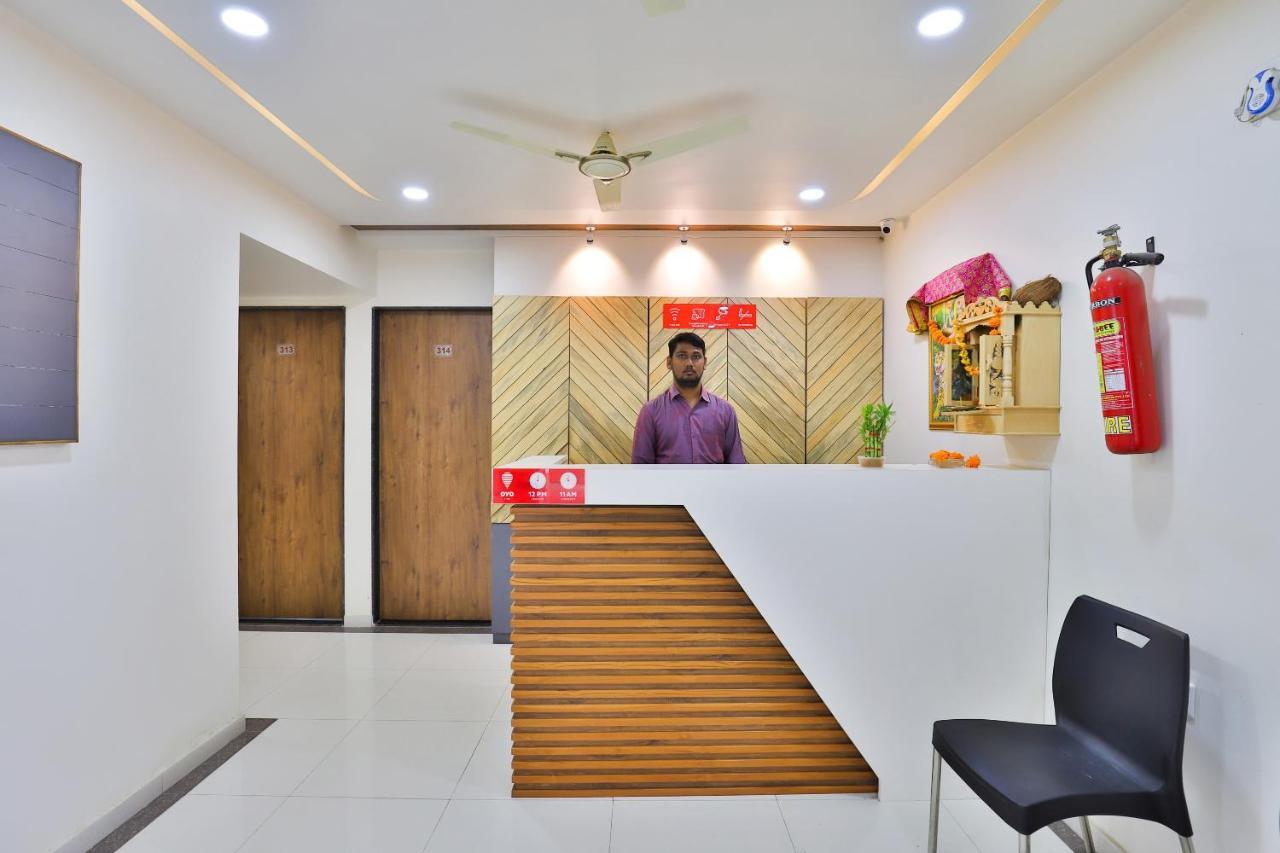 Oyo 25009 Hotel Crystal Ahmedabad Exteriör bild