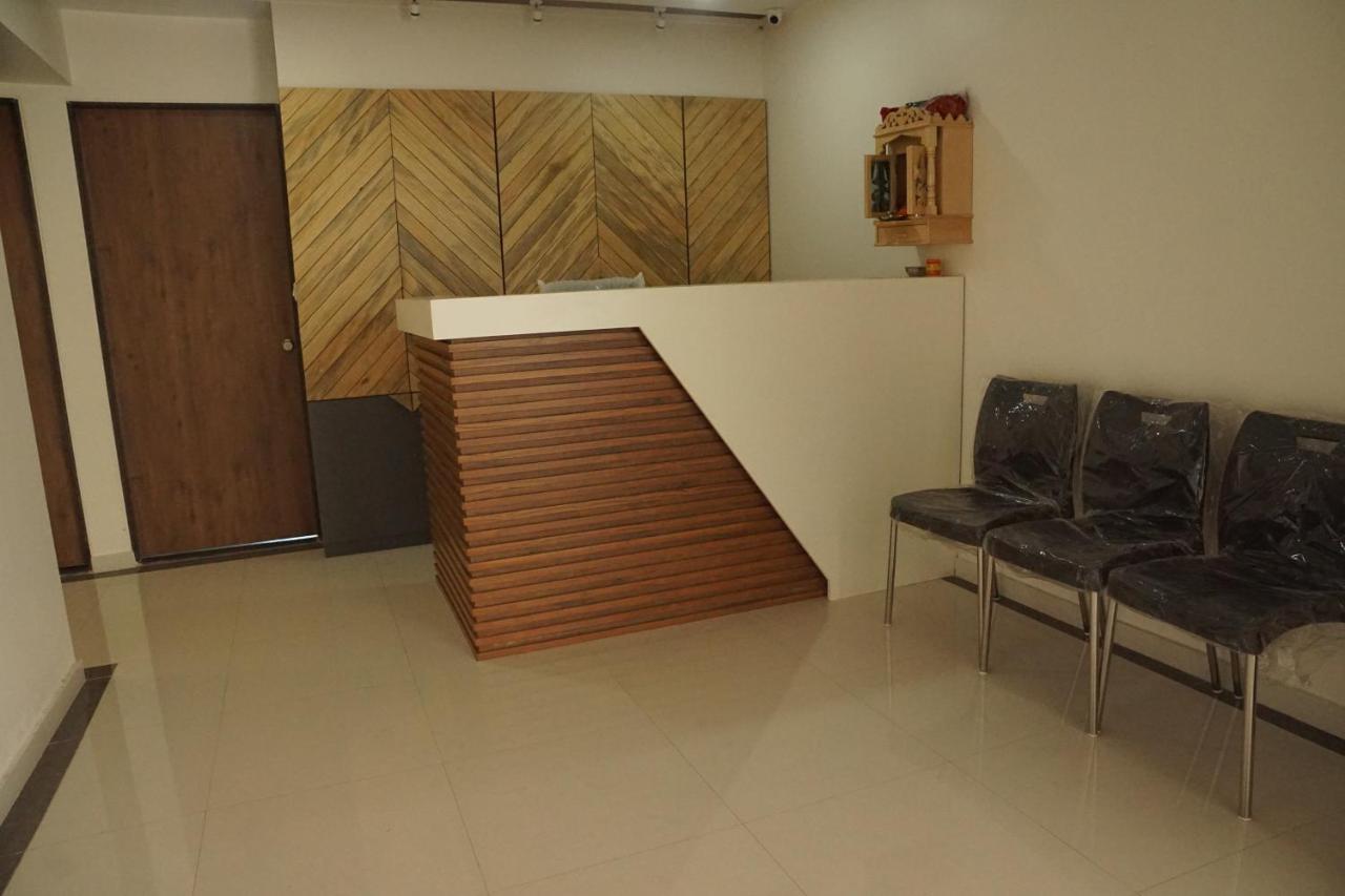 Oyo 25009 Hotel Crystal Ahmedabad Exteriör bild