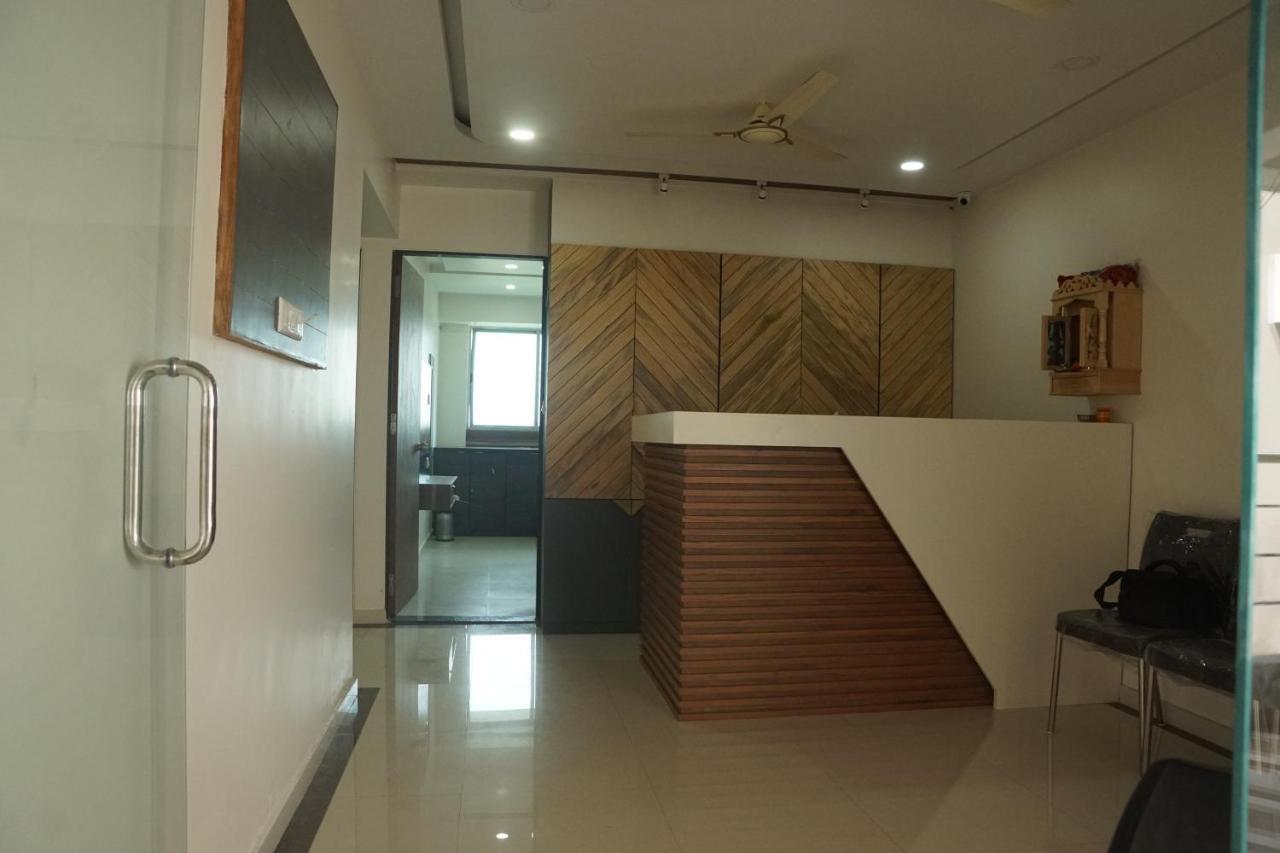 Oyo 25009 Hotel Crystal Ahmedabad Exteriör bild