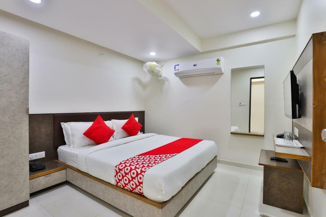Oyo 25009 Hotel Crystal Ahmedabad Exteriör bild