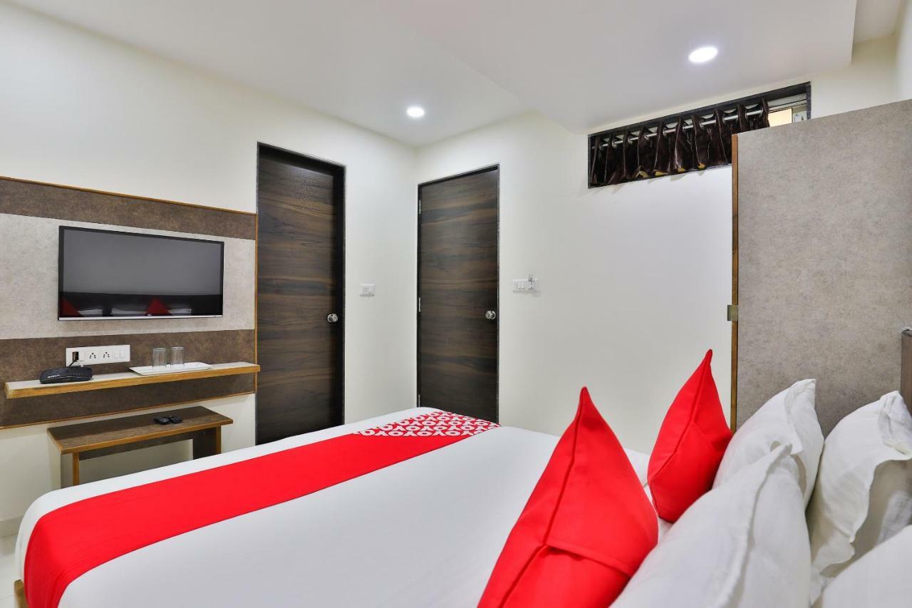 Oyo 25009 Hotel Crystal Ahmedabad Exteriör bild