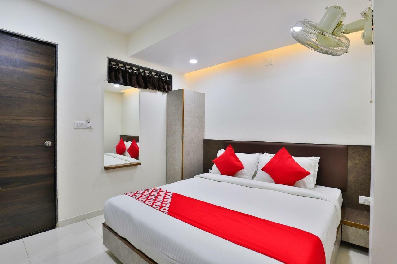 Oyo 25009 Hotel Crystal Ahmedabad Exteriör bild