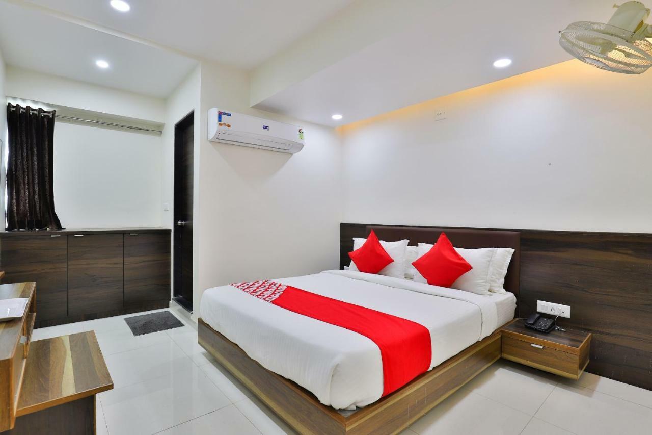 Oyo 25009 Hotel Crystal Ahmedabad Exteriör bild
