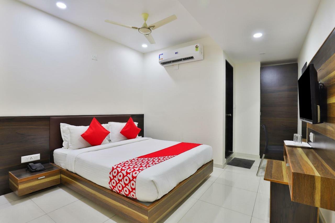 Oyo 25009 Hotel Crystal Ahmedabad Exteriör bild