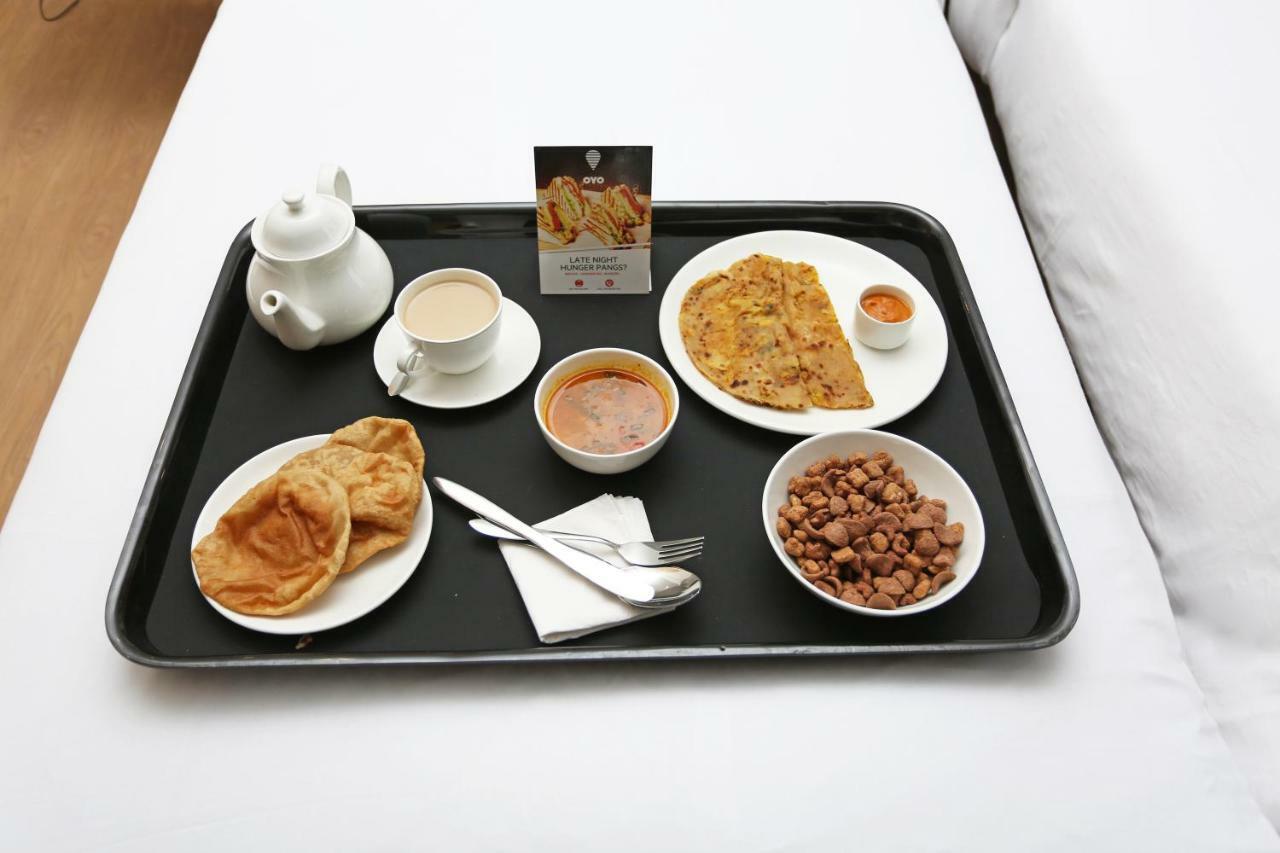 Oyo 25009 Hotel Crystal Ahmedabad Exteriör bild